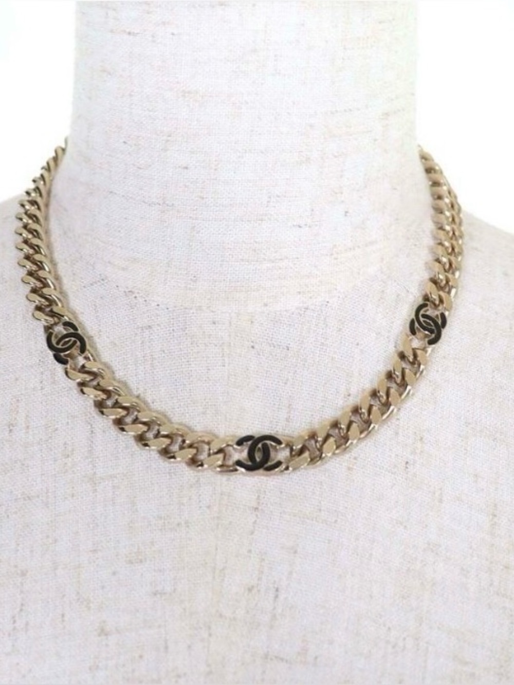 ✨ChaneI Gold -Tone Chain with Black Enamel CC Logos